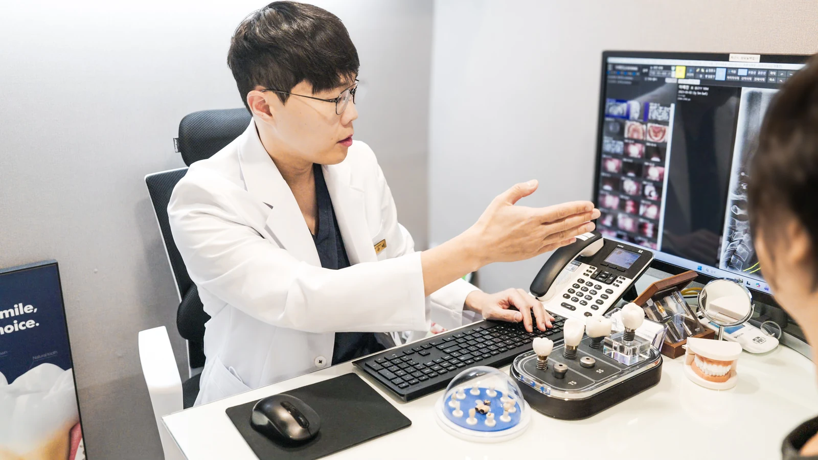 영상 자료를 보며 치료 계획을 설명하는 김규태 대표원장