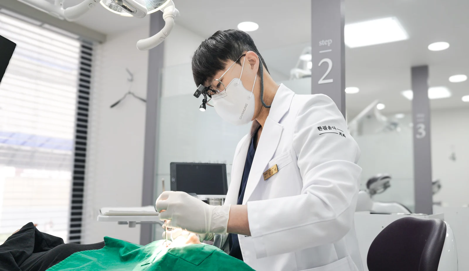 한걸음더치과에서 진료에 집중하는 김규태 대표원장